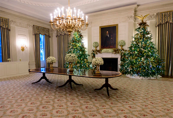 Melania Trump pronta per Natale: rosso e simboli patriottici alla Casa Bianca