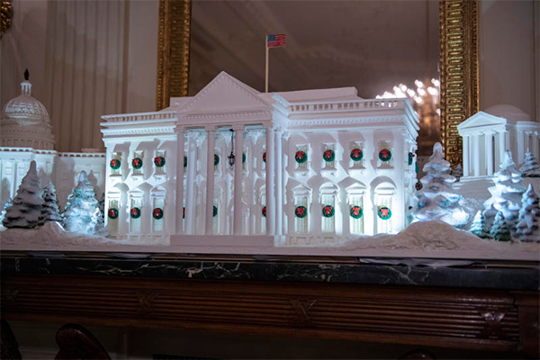 Melania Trump pronta per Natale: rosso e simboli patriottici alla Casa Bianca