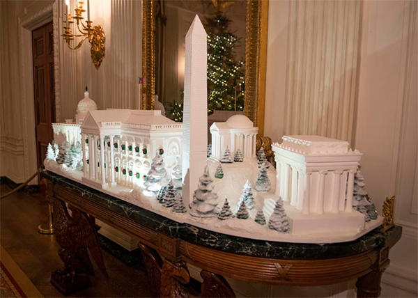 Melania Trump pronta per Natale: rosso e simboli patriottici alla Casa Bianca