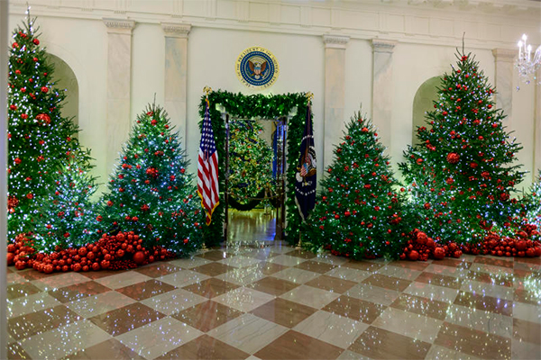 Melania Trump pronta per Natale: rosso e simboli patriottici alla Casa Bianca