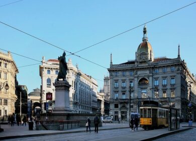Il nuovo volto di piazza Cordusio: meno banche, più fashion e lifestyle