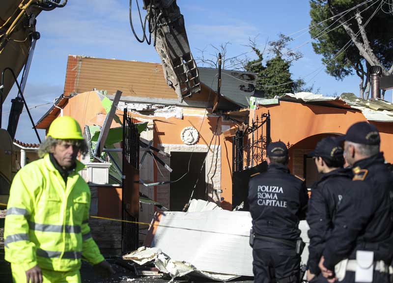 Casamonica, liberato il Quadraro. Cancellati i villini della famiglia rom Casamonica, liberato il Quadraro. Cancellati i villini della famiglia rom
