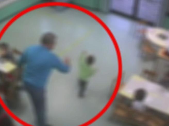 Pero, maltrattamenti in asilo. Maestro arrestato per 42 violenze. Video Pero, maltrattamenti in asilo. Maestro arrestato per 42 violenze. Video