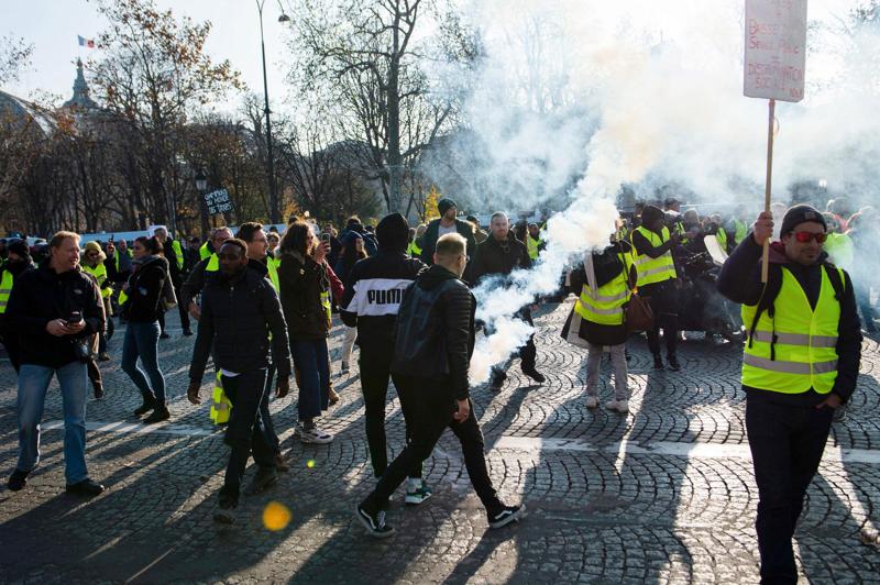 Bruxelles, protesta dei gilet gialli: 60 fermi, in fiamme 2 auto della polizia Bruxelles, protesta dei gilet gialli: 60 fermi, in fiamme 2 auto della polizia