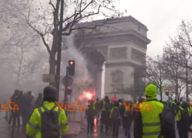 Parigi, guerriglia coi gilet gialli: scontri, decine di feriti e di arresti