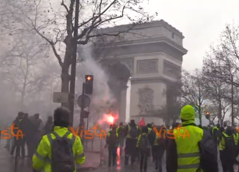 Parigi, guerriglia coi gilet gialli: scontri, decine di feriti e di arresti Parigi, guerriglia coi gilet gialli: scontri, decine di feriti e di arresti