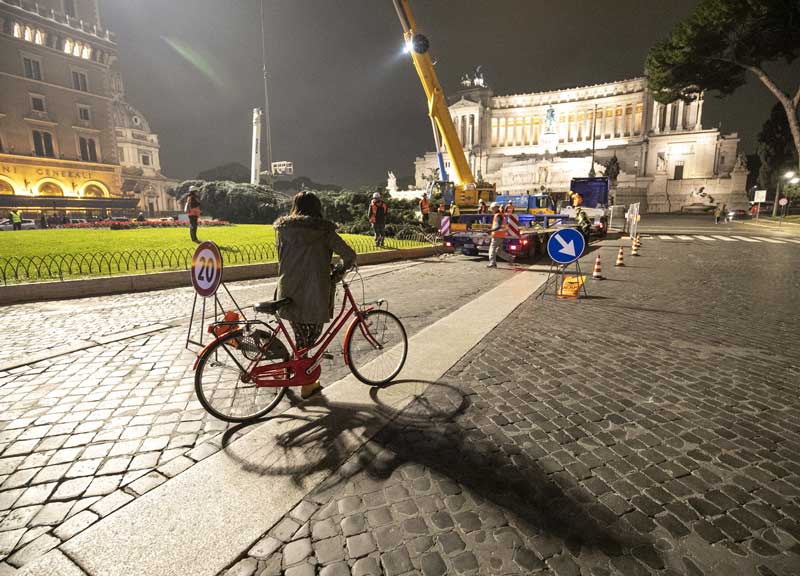 Spelacchio diventa “Speraggio”. Raggi gli “darà  fuoco” l’8 dicembre