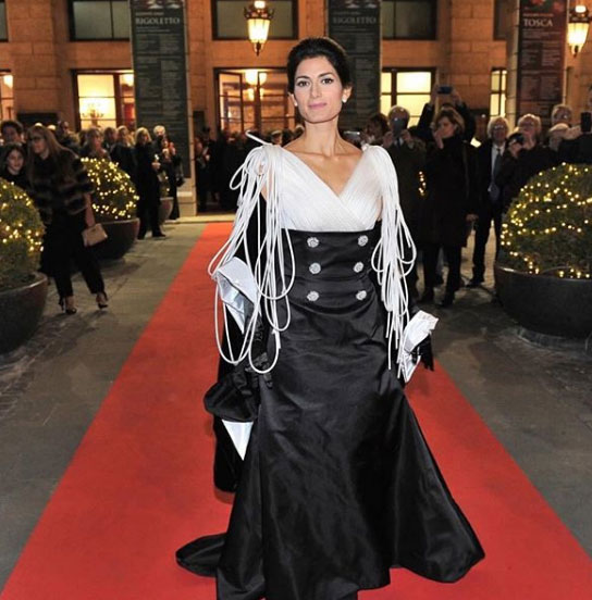Virginia Raggi sorprende con l’abito-toga. FOTO – VIDEO Virginia Raggi sorprende con l’abito-toga. FOTO – VIDEO