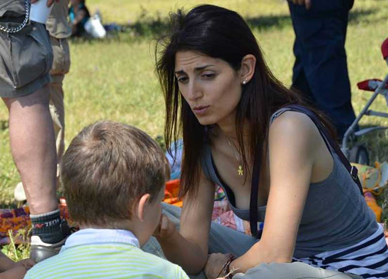 Virginia Raggi sorprende con l’abito-toga. FOTO – VIDEO Virginia Raggi sorprende con l’abito-toga. FOTO – VIDEO