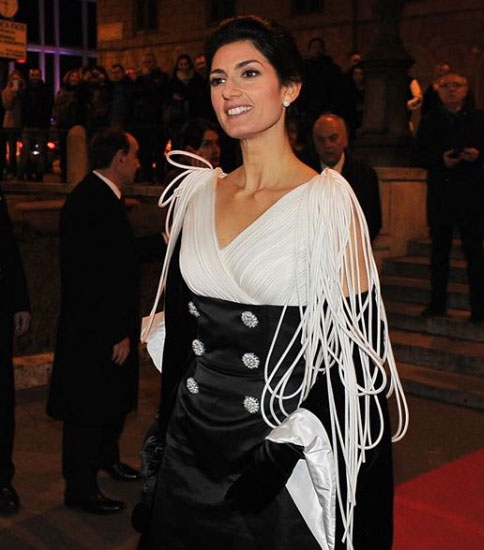 Virginia Raggi sorprende con l’abito-toga. FOTO – VIDEO Virginia Raggi sorprende con l’abito-toga. FOTO – VIDEO
