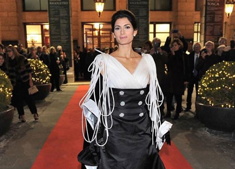 Virginia Raggi sorprende con l’abito-toga. FOTO – VIDEO Virginia Raggi sorprende con l’abito-toga. FOTO – VIDEO