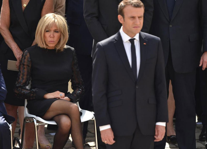 Macron cambia look all’Eliseo, polemica su spese: 300mila euro per la moquette Macron cambia look all’Eliseo, polemica su spese: 300mila euro per la moquette