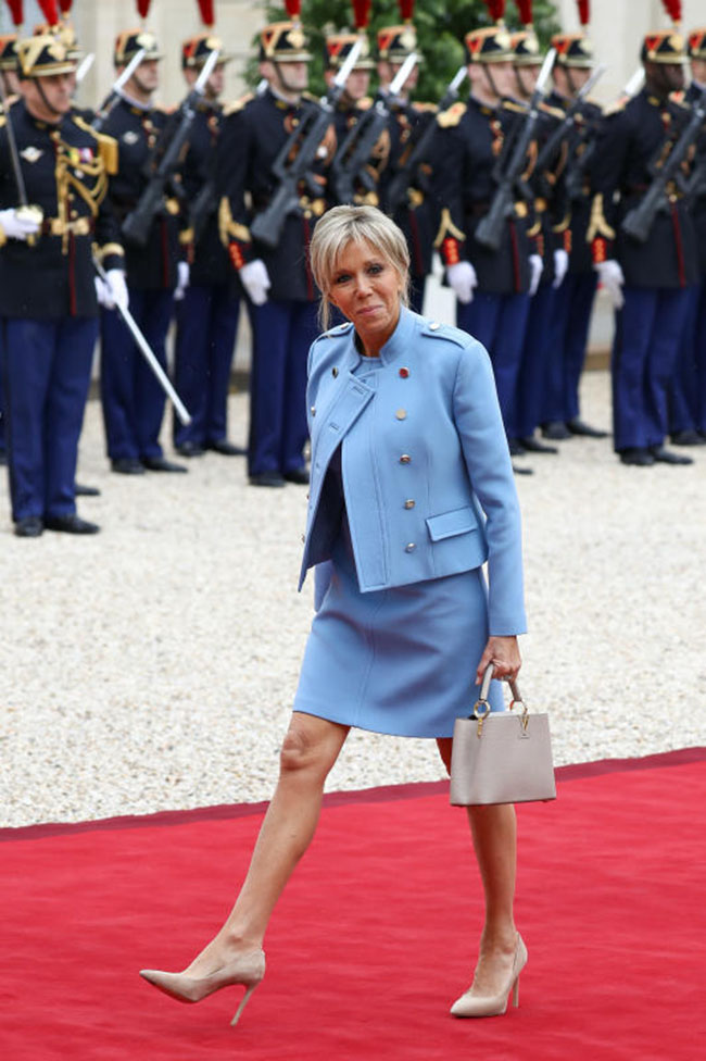 Macron cambia look all’Eliseo, polemica su spese: 300mila euro per la moquette Macron cambia look all’Eliseo, polemica su spese: 300mila euro per la moquette
