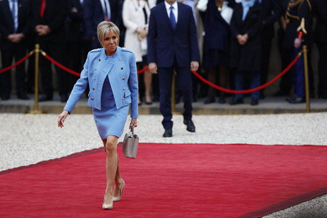 Macron cambia look all’Eliseo, polemica su spese: 300mila euro per la moquette Macron cambia look all’Eliseo, polemica su spese: 300mila euro per la moquette