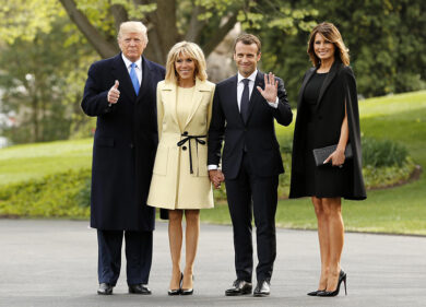 Macron cambia look all’Eliseo, polemica su spese: 300mila euro per la moquette