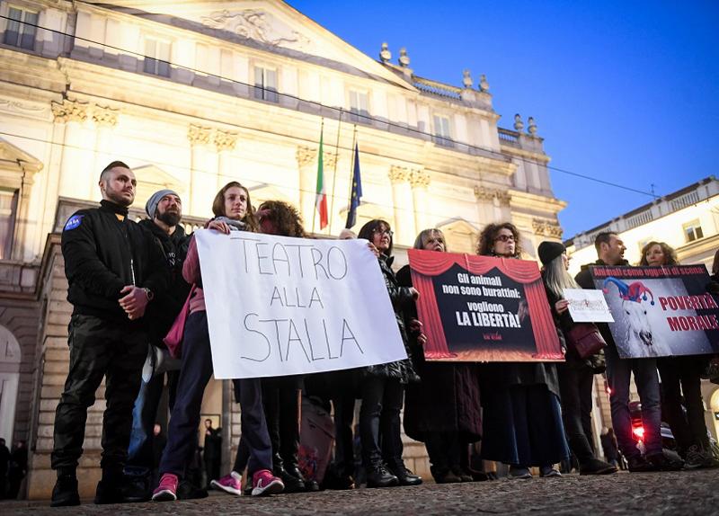 Scala, “sold out” alla Prima under 30 e protesta animalista Scala, “sold out” alla Prima under 30 e protesta animalista