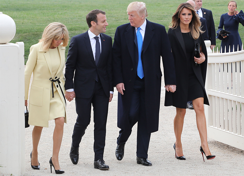Macron cambia look all’Eliseo, polemica su spese: 300mila euro per la moquette Macron cambia look all’Eliseo, polemica su spese: 300mila euro per la moquette