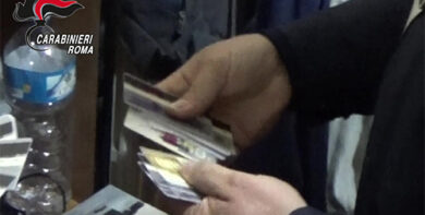 Carte clonate e soldi falsi: la centrale d’Italia era a Roma: 6 arresti