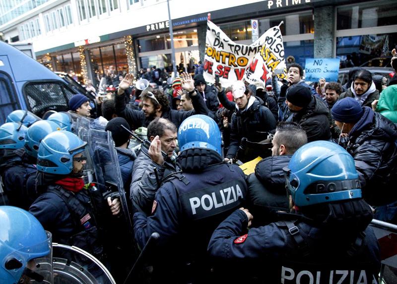 Prima della Scala: centri sociali in corteo, 900 agenti a teatro. FOTO Prima della Scala: centri sociali in corteo, 900 agenti a teatro. FOTO