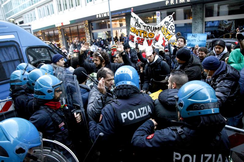 Prima della Scala: centri sociali in corteo, 900 agenti a teatro. FOTO Prima della Scala: centri sociali in corteo, 900 agenti a teatro. FOTO
