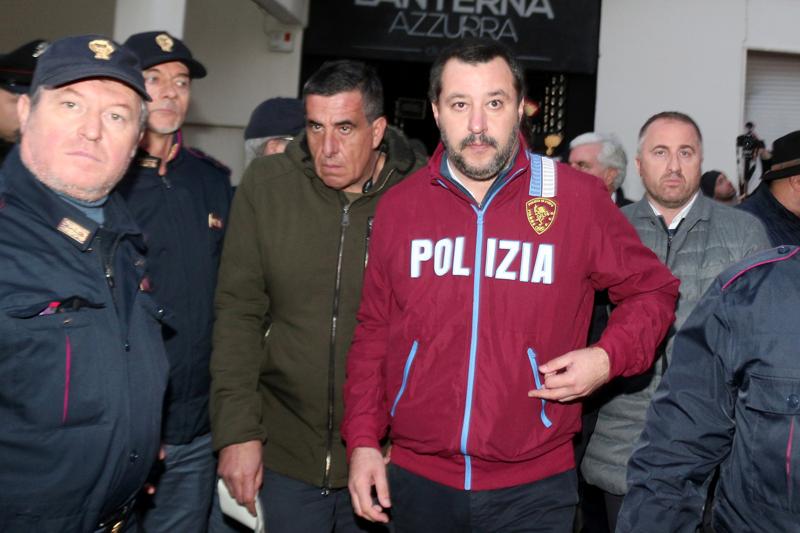 Ancona, identificato ragazzo dello spray. Carabinieri: staccati 600 biglietti Ancona, identificato ragazzo dello spray. Carabinieri: staccati 600 biglietti