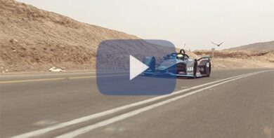 Felipe Massa alla guida di una  Formula E per sfidare il falco pellegrino