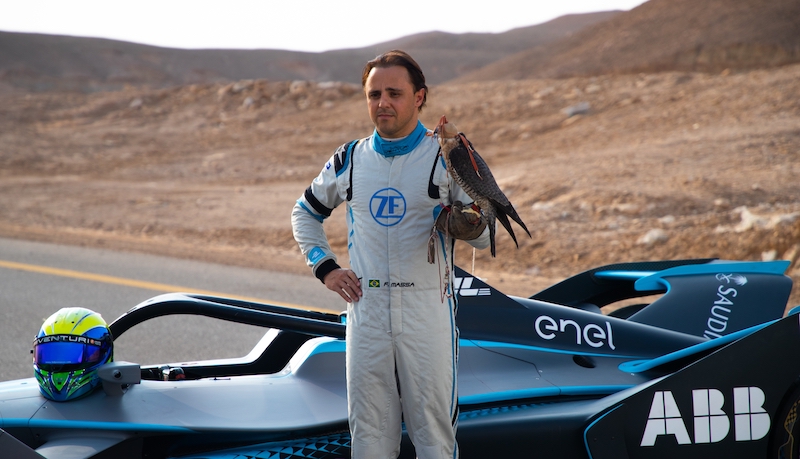 Felipe Massa alla guida di una  Formula E per sfidare il falco pellegrino