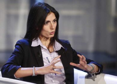 Raggi scatenata svela: “Martedì abbattiamo uno stabile abusivo di Ostia”