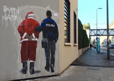 “Babbo Natale, permesso di soggiorno negato”: la nuova opera di Tvboy. VIDEO