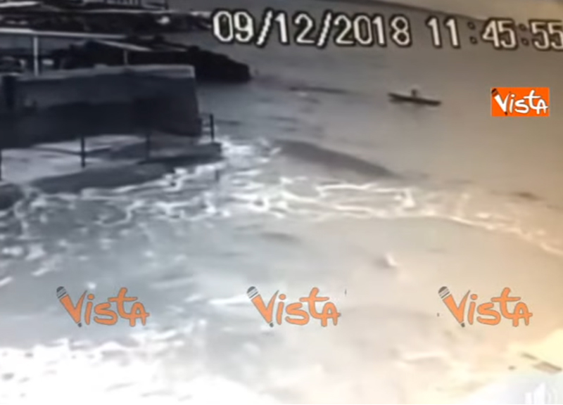 Napoli, canoista beccato mentre abbandona bidone di rifiuti in mare. VIDEO Napoli, canoista beccato mentre abbandona bidone di rifiuti in mare. VIDEO