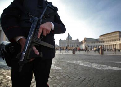 Roma, lancia benzina su mezzo dell’Esercito: bloccato a due passi dal Vaticano