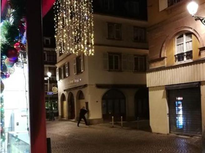 Strasburgo, spari al mercatino di Natale. Tre morti e 13 feriti: otto gravi Strasburgo, spari al mercatino di Natale. Tre morti e 13 feriti: otto gravi