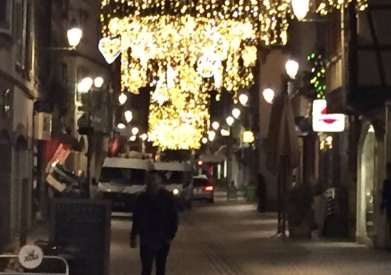 Strasburgo, spari al mercatino di Natale. Tre morti e 13 feriti: otto gravi Strasburgo, spari al mercatino di Natale. Tre morti e 13 feriti: otto gravi