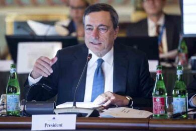 Draghi: tassi fermi fino a metà 2019.Dopo il Qe la Bce allenta la rete sui Btp