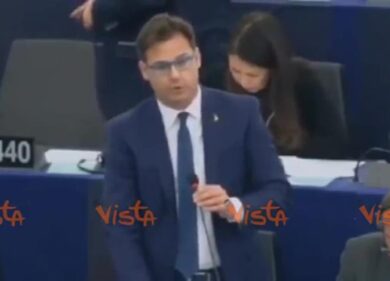 “Ue spalleggia islamisti, svegliatevi”, Ciocca (Lega) sventola il gilet giallo