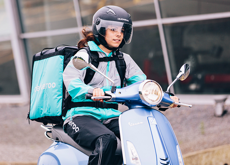 In Italia è boom di rider, il 90% è soddisfatto di collaborare con Deliveroo In Italia è boom di rider, il 90% è soddisfatto di collaborare con Deliveroo