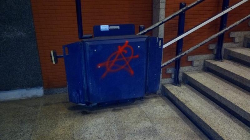 Sede Aler imbrattata, asse Sala-Regione Lombardia: “Sì agli sgomberi”. FOTO Sede Aler imbrattata, asse Sala-Regione Lombardia: “Sì agli sgomberi”. FOTO