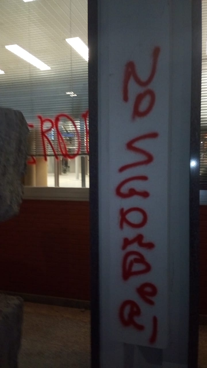 Sede Aler imbrattata, asse Sala-Regione Lombardia: “Sì agli sgomberi”. FOTO Sede Aler imbrattata, asse Sala-Regione Lombardia: “Sì agli sgomberi”. FOTO