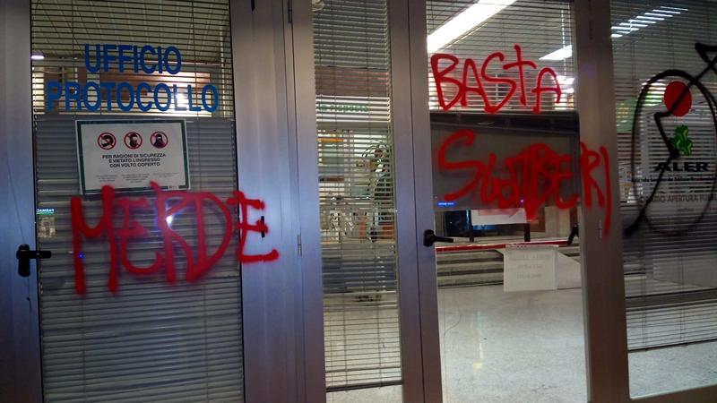 Sede Aler imbrattata, asse Sala-Regione Lombardia: “Sì agli sgomberi”. FOTO Sede Aler imbrattata, asse Sala-Regione Lombardia: “Sì agli sgomberi”. FOTO