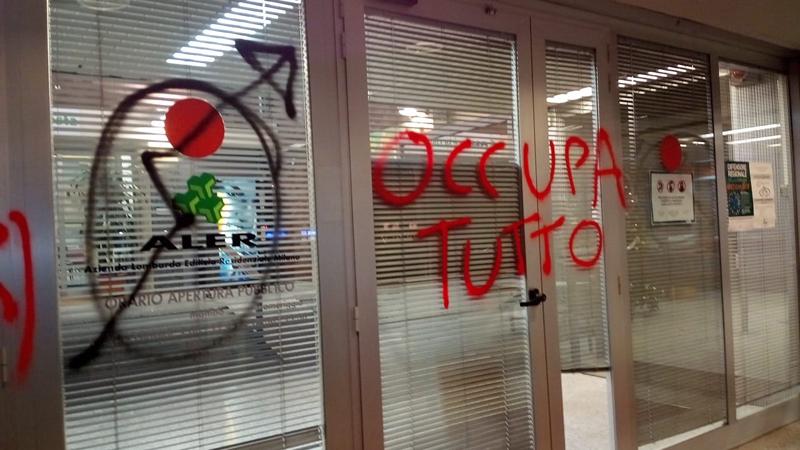 Sede Aler imbrattata, asse Sala-Regione Lombardia: “Sì agli sgomberi”. FOTO Sede Aler imbrattata, asse Sala-Regione Lombardia: “Sì agli sgomberi”. FOTO
