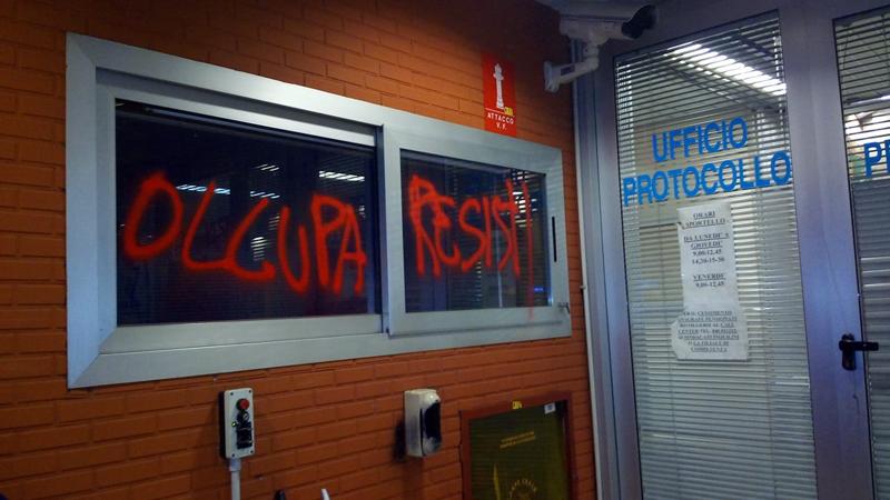 Sede Aler imbrattata, asse Sala-Regione Lombardia: “Sì agli sgomberi”. FOTO Sede Aler imbrattata, asse Sala-Regione Lombardia: “Sì agli sgomberi”. FOTO