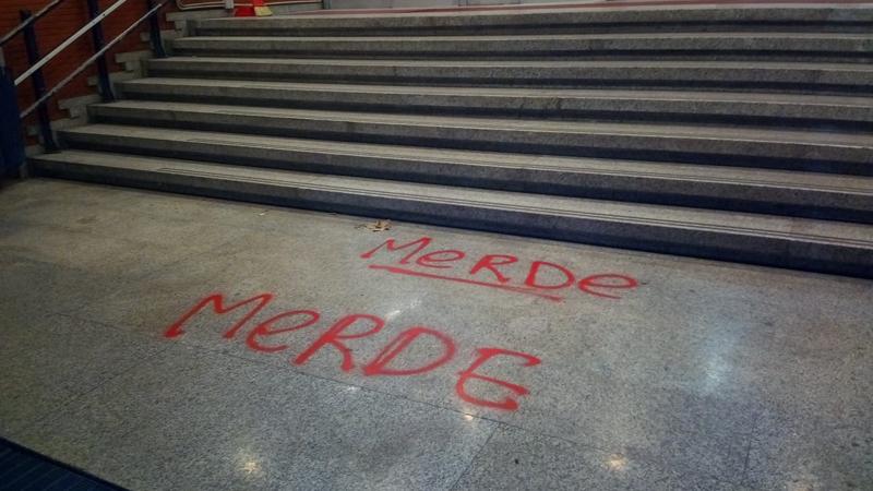 Sede Aler imbrattata, asse Sala-Regione Lombardia: “Sì agli sgomberi”. FOTO Sede Aler imbrattata, asse Sala-Regione Lombardia: “Sì agli sgomberi”. FOTO