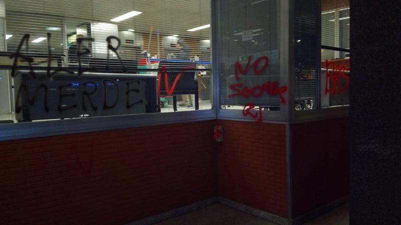 Sede Aler imbrattata, asse Sala-Regione Lombardia: “Sì agli sgomberi”. FOTO Sede Aler imbrattata, asse Sala-Regione Lombardia: “Sì agli sgomberi”. FOTO