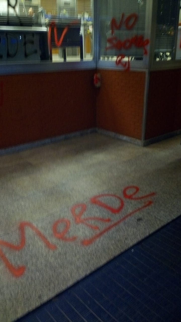 Sede Aler imbrattata, asse Sala-Regione Lombardia: “Sì agli sgomberi”. FOTO Sede Aler imbrattata, asse Sala-Regione Lombardia: “Sì agli sgomberi”. FOTO