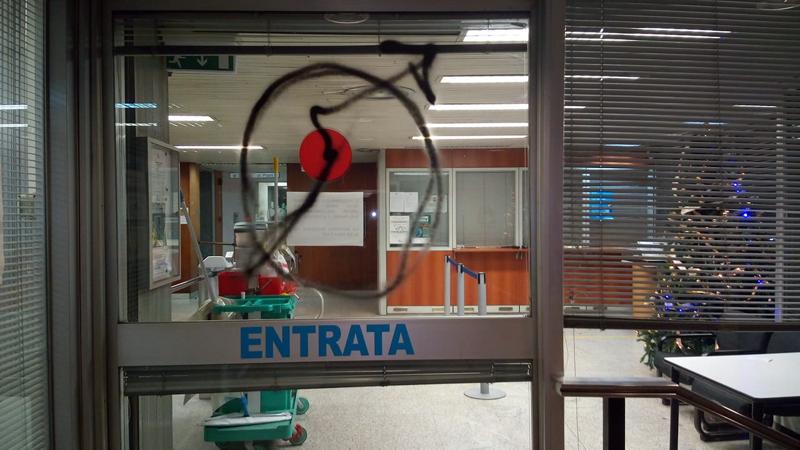 Sede Aler imbrattata, asse Sala-Regione Lombardia: “Sì agli sgomberi”. FOTO Sede Aler imbrattata, asse Sala-Regione Lombardia: “Sì agli sgomberi”. FOTO