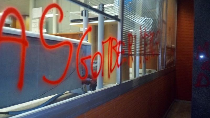 Sede Aler imbrattata, asse Sala-Regione Lombardia: “Sì agli sgomberi”. FOTO Sede Aler imbrattata, asse Sala-Regione Lombardia: “Sì agli sgomberi”. FOTO