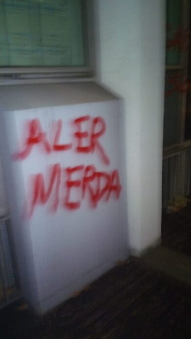 Sede Aler imbrattata, asse Sala-Regione Lombardia: “Sì agli sgomberi”. FOTO