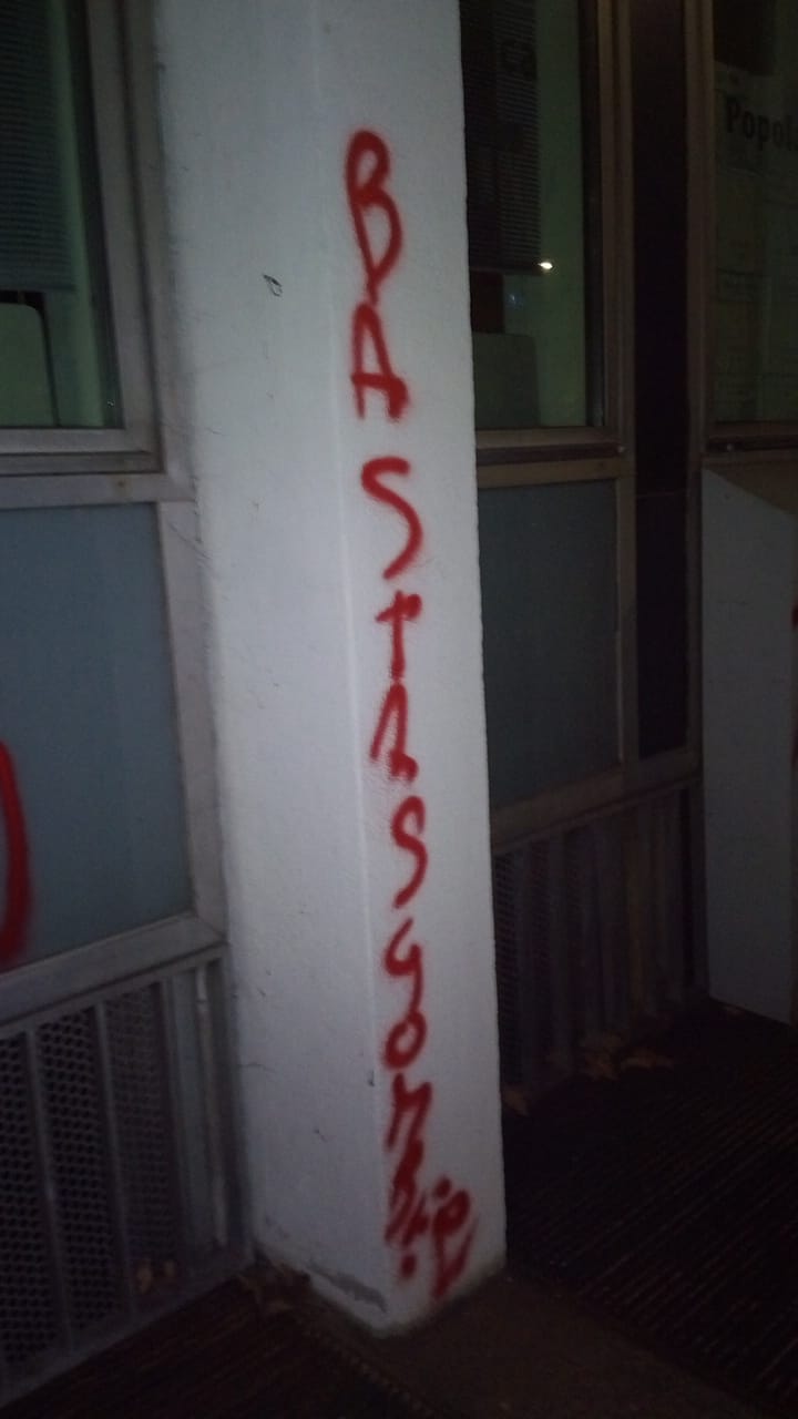 Sede Aler imbrattata, asse Sala-Regione Lombardia: “Sì agli sgomberi”. FOTO Sede Aler imbrattata, asse Sala-Regione Lombardia: “Sì agli sgomberi”. FOTO