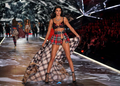 Moda: Marcolin mette occhiali agli angeli di Victoria’s Secret