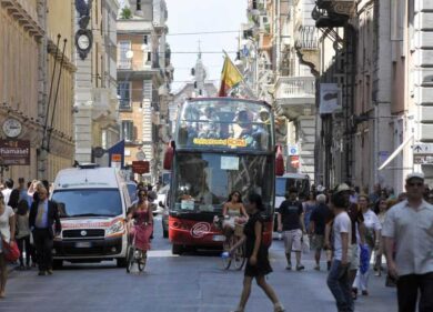 Roma, Campidoglio invaso da bus turistici: traffico paralizzato per protesta